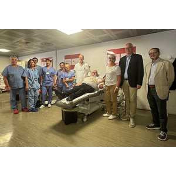La donazione di Dino Durì che ha aperto la terza maratona del sangue della Afds Udine, assistito dal presidente Mauro Bordin (secondo da destra) - La donazione di Dino Durì che ha aperto la terza maratona del sangue della Afds Udine, assistito dal presidente Mauro Bordin (secondo da destra)