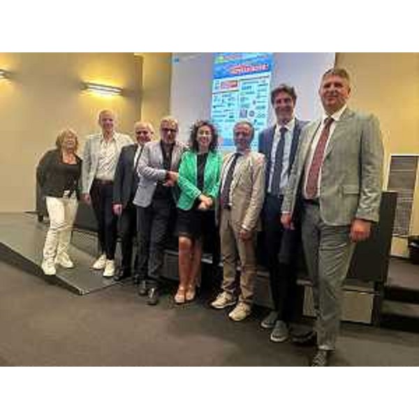 Al centro, Serena Pellegrino (Avs) - Al centro, Serena Pellegrino (Avs)