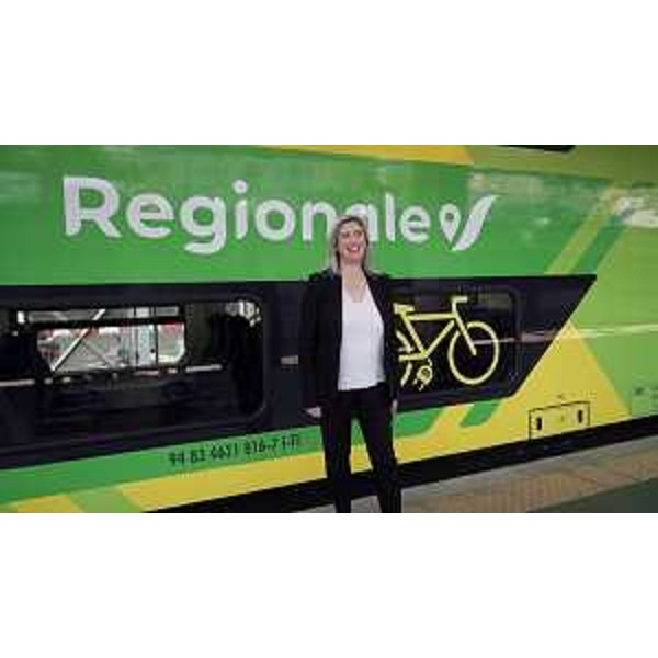 L'assessore Amirante davanti al nuovo "rock" - L'assessore Amirante davanti al nuovo "rock"