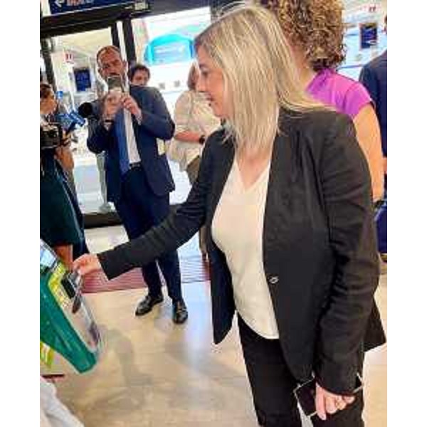 L'assessore Amirante utilizza il nuovo sistema Tap&Tap - L'assessore Amirante utilizza il nuovo sistema Tap&Tap
