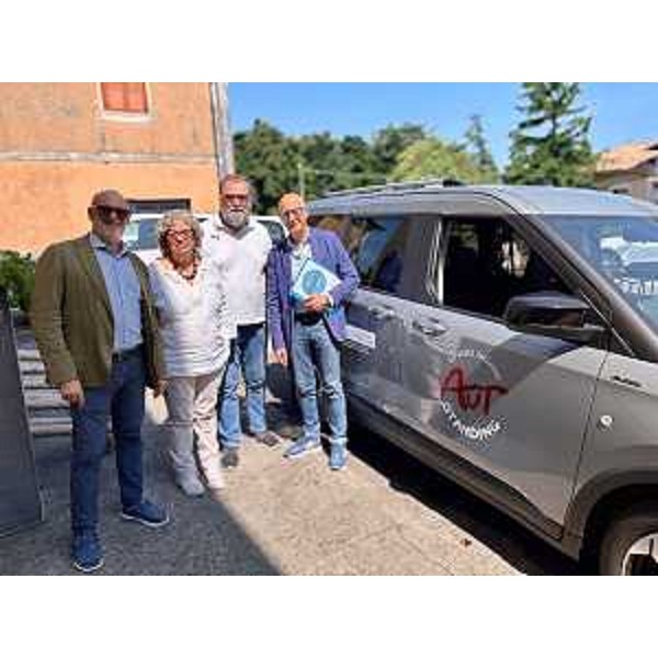 Il consigliere Carlo Grilli (Fp) primo da sinistra nella foto di gruppo dopo la presentazione del pullmino - Il consigliere Carlo Grilli (Fp) primo da sinistra nella foto di gruppo dopo la presentazione del pullmino