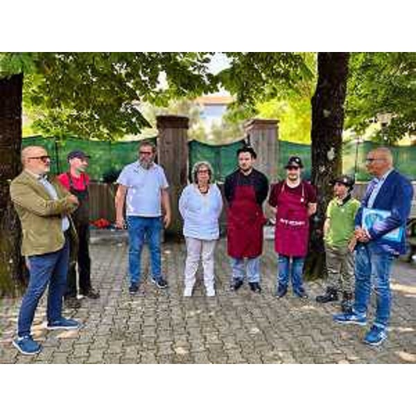 Il consigliere Grilli, primo da sinistra, oggi all'esterno della caffetteria Aut-standing - Il consigliere Grilli, primo da sinistra, oggi all'esterno della caffetteria Aut-standing