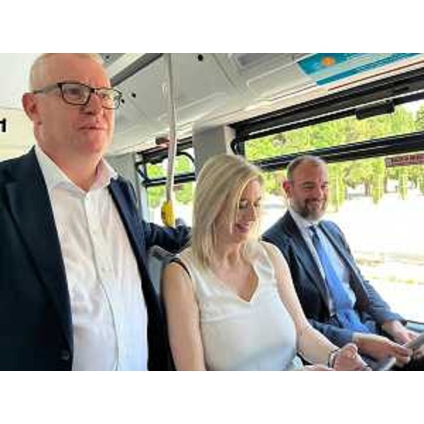 L'assessore regionale alle Infrastrutture Cristina Amirante (al centro) con il presidente di Trieste Trasporti Maurizio Marzi Wildauer (a sinistra). - L'assessore regionale alle Infrastrutture Cristina Amirante (al centro) con il presidente di Trieste Trasporti Maurizio Marzi Wildauer (a sinistra).