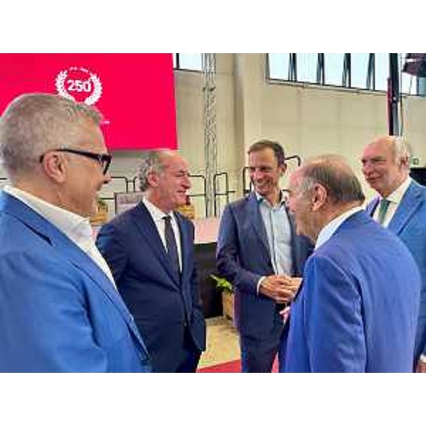 Il governatore Fedriga, al centro, in un momento della festa aziendlae con il governatore del Veneto Luca Zaia, l'assessore regionale Sergio Emidio Bini e il giornalista Bruno Vespa. - Il governatore Fedriga, al centro, in un momento della festa aziendlae con il governatore del Veneto Luca Zaia, l'assessore regionale Sergio Emidio Bini e il giornalista Bruno Vespa.