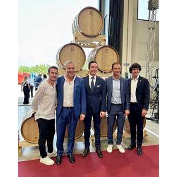 Il governatore Fedriga (secondo da sinistra) con l'assessore Bini (quarto) in uno dei momenti della festa per celebrare i 250 anni dell'impresa Gaberlotto - Il governatore Fedriga (secondo da sinistra) con l'assessore Bini (quarto) in uno dei momenti della festa per celebrare i 250 anni dell'impresa Gaberlotto 