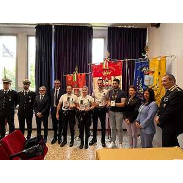 I rappresentanti delle istituzioni in Comune a Pordenone per la consegna degli attestati agli agenti della Polizia locale - I rappresentanti delle istituzioni in Comune a Pordenone per la consegna degli attestati agli agenti della Polizia locale