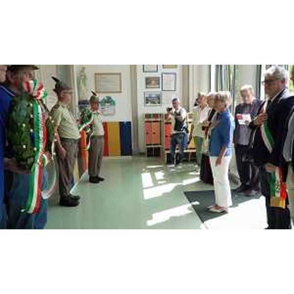 L'assessore regionale alle Finanze Barbara Zilli in un momento della cerimonia, con l'onore ai caduti presso la scuola dell'infanzia di Sant'Osvaldo - L'assessore regionale alle Finanze Barbara Zilli in un momento della cerimonia, con l'onore ai caduti presso la scuola dell'infanzia di Sant'Osvaldo