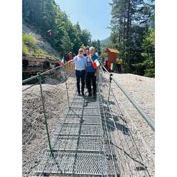 L'assessore Riccardi e il sindaco di Malborghetto Boris Preschern sul ponte tibetano - L'assessore Riccardi e il sindaco di Malborghetto Boris Preschern sul ponte tibetano