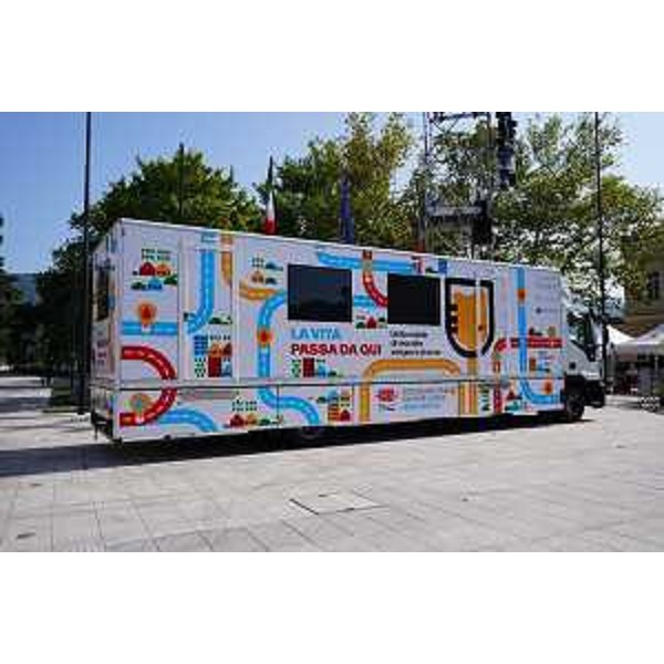 L'autoemoteca in Piazza Transalpina - L'autoemoteca in Piazza Transalpina