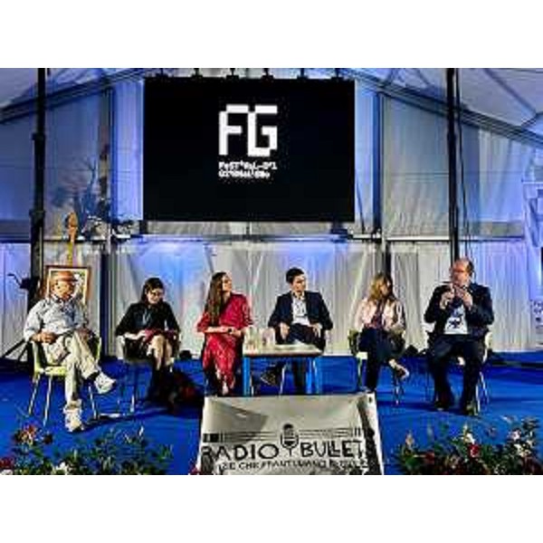 Il vicegovernatore del Friuli Venezia Giulia Mario Anzil (a destra) allincontro "Comè cambiato il linguaggio della politica?", tenutosi nellambito del Festival del giornalismo di Ronchi dei Legionari. - Il vicegovernatore del Friuli Venezia Giulia Mario Anzil (a destra) allincontro "Comè cambiato il linguaggio della politica?", tenutosi nellambito del Festival del giornalismo di Ronchi dei Legionari.