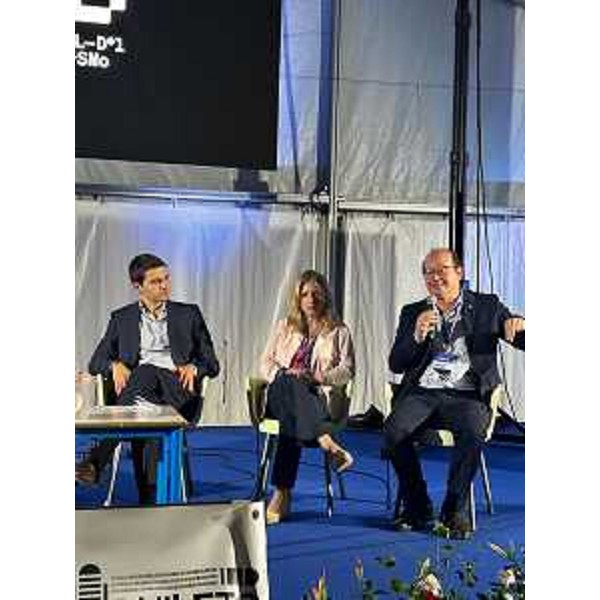 Il vicegovernatore del Friuli Venezia Giulia Mario Anzil (a destra) allincontro "Comè cambiato il linguaggio della politica?", tenutosi nellambito del Festival del giornalismo di Ronchi dei Legionari. - Il vicegovernatore del Friuli Venezia Giulia Mario Anzil (a destra) allincontro "Comè cambiato il linguaggio della politica?", tenutosi nellambito del Festival del giornalismo di Ronchi dei Legionari.