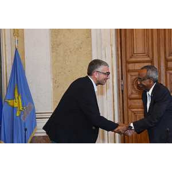 L'assessore Roberti e lambasciatore della Somalia in Italia Ibrahim Ali Omar Shegow. - L'assessore Roberti e lambasciatore della Somalia in Italia Ibrahim Ali Omar Shegow.