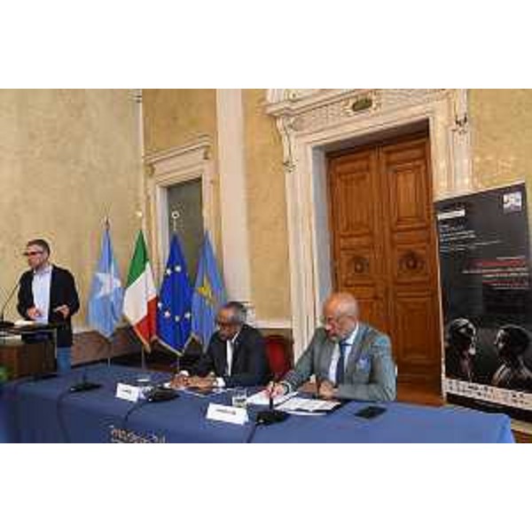 Lassessore regionale alle Autonomie locali e ai corregionali allestero Pierpaolo Roberti (a sinistra) durante lintervento in apertura del convegno "Somalia: dalla ricerca del passato alla prospettiva di futuro" - Lassessore regionale alle Autonomie locali e ai corregionali allestero Pierpaolo Roberti (a sinistra) durante lintervento in apertura del convegno "Somalia: dalla ricerca del passato alla prospettiva di futuro"