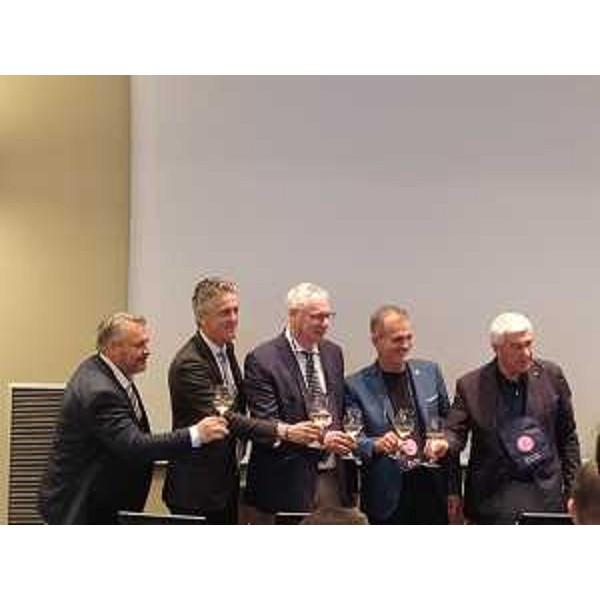 Da sinistra il consigliere regionale Diego Bernardis, Sandro Paravano, vicepresidente Banca 360 Fvg, il presidente del Cr, Mauro Bordin, Tiziano Venturini, presidente regionale e vicepresidente nazionale delle "Città del vino", e Pietro De Marchi, presidente Unpli Fvg - Da sinistra il consigliere regionale Diego Bernardis, Sandro Paravano, vicepresidente Banca 360 Fvg, il presidente del Cr, Mauro Bordin, Tiziano Venturini, presidente regionale e vicepresidente nazionale delle "Città del vino", e Pietro De Marchi, presidente Unpli Fvg 
