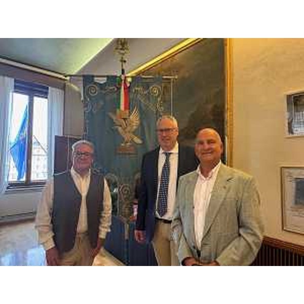 Un'altra immagine del presidente Bordin assieme ai due "ambasciatori" del Fvg per i cittadini olandesi - Un'altra immagine del presidente Bordin assieme ai due "ambasciatori" del Fvg per i cittadini olandesi