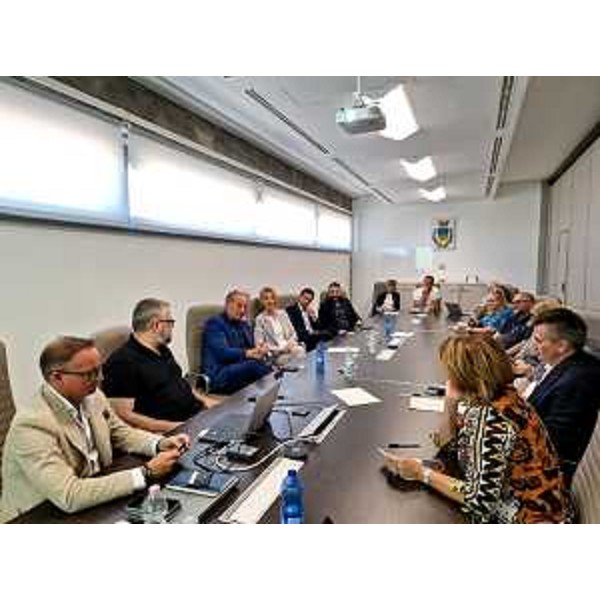 Un'immagine del tavolo tecnico che si è tenuto nella sala riunioni del Comune di Lignano Sabbiadoro. - Un'immagine del tavolo tecnico che si è tenuto nella sala riunioni del Comune di Lignano Sabbiadoro. 