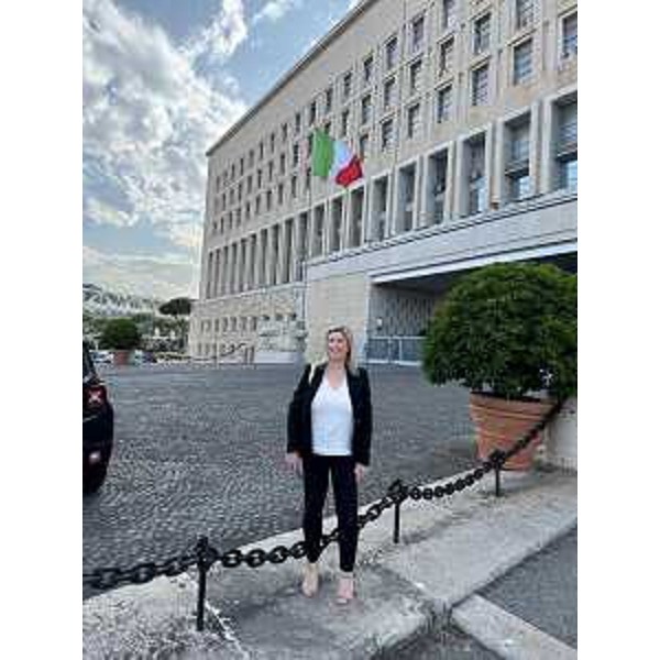 L'assessore regionale Cristina Amirante davanti al ministero degli Esteri in piazza della Farnesina a Roma - L'assessore regionale Cristina Amirante davanti al ministero degli Esteri in piazza della Farnesina a Roma