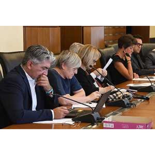 Alcuni dei consiglieri durante la seduta: il primo da sinistra è Antonio Calligaris, capogruppo della Lega - Alcuni dei consiglieri durante la seduta: il primo da sinistra è Antonio Calligaris, capogruppo della Lega