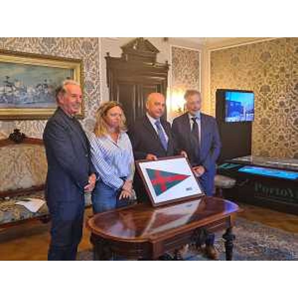 Da sinistra: Fabio Scoccimarro (assessore regionale alla Difesa dell'ambiente), Elisa Lodi (assessore allo Sport del Comune Trieste), Roberto Dipiazza (sindaco di Trieste), Nicolò de Manzini (presidente dello Yacht Club Adriaco). - Da sinistra: Fabio Scoccimarro (assessore regionale alla Difesa dell'ambiente), Elisa Lodi (assessore allo Sport del Comune Trieste), Roberto Dipiazza (sindaco di Trieste), Nicolò de Manzini (presidente dello Yacht Club Adriaco).
