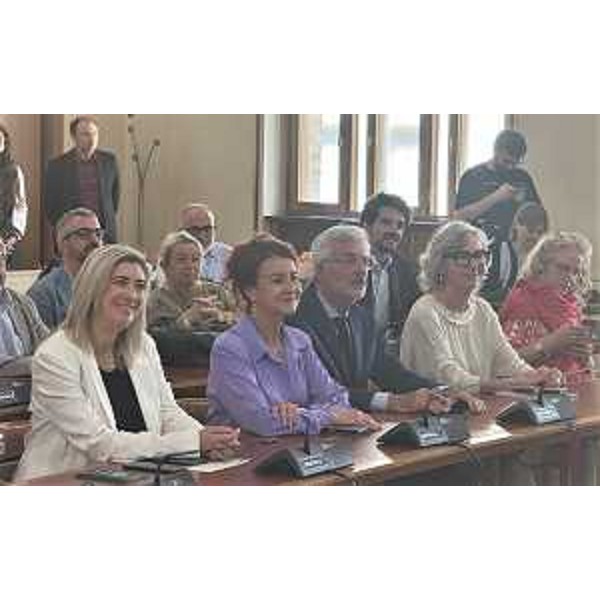 L'assessore regionale Cristina Amirante (prima da sinistra) alla cerimonia svoltasi nella sala consiliare del Municipio di Pordenone - L'assessore regionale Cristina Amirante (prima da sinistra) alla cerimonia svoltasi nella sala consiliare del Municipio di Pordenone