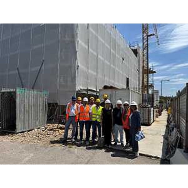 L'assessore regionale a Infrastrutture e territorio Cristina Amirante durante il sopralluogo al cantiere di ristrutturazione dell'ex birrificio di Pordenone - L'assessore regionale a Infrastrutture e territorio Cristina Amirante durante il sopralluogo al cantiere di ristrutturazione dell'ex birrificio di Pordenone