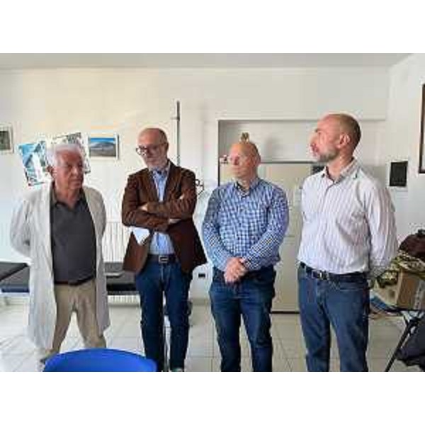 L'assessore regionale alla Salute riccardo Riccardi con il medico di medicina generale Emilio Insacco (primo a sinistra) e i sindaci di Clauzetto e Vito d'Asio - L'assessore regionale alla Salute riccardo Riccardi con il medico di medicina generale Emilio Insacco (primo a sinistra) e i sindaci di Clauzetto e Vito d'Asio