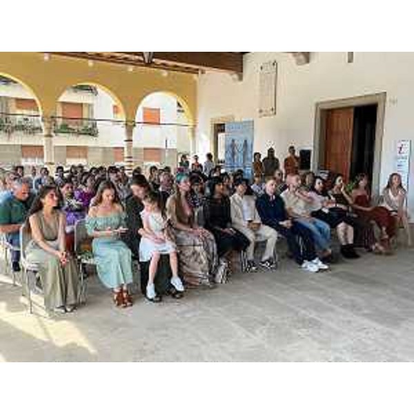 Il pubblico presente alla cerimonia svoltasi sotto la loggia in piazza Duomo a Spilimbergo - Il pubblico presente alla cerimonia svoltasi sotto la loggia in piazza Duomo a Spilimbergo