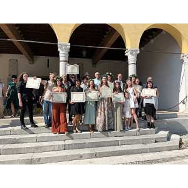 Foto di gruppo per gli studenti ai quali oggi sono stati consegnati i diplomi - Foto di gruppo per gli studenti ai quali oggi sono stati consegnati i diplomi 