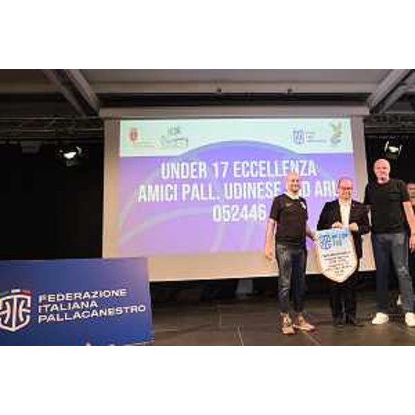 Il vicegovernatore Anzil al Gran Galà regionale della Pallacanestro con i rappresentanti della Apu Udine - Il vicegovernatore Anzil al Gran Galà regionale della Pallacanestro con i rappresentanti della Apu Udine