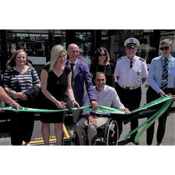 Taglio del nastro nel corso della cerimonia di consegna degli autobus elettrici a Udine alla presenza dell'assessore regionale alle Infrastrutture Cristina Amirante - Taglio del nastro nel corso della cerimonia di consegna degli autobus elettrici a Udine alla presenza dell'assessore regionale alle Infrastrutture Cristina Amirante