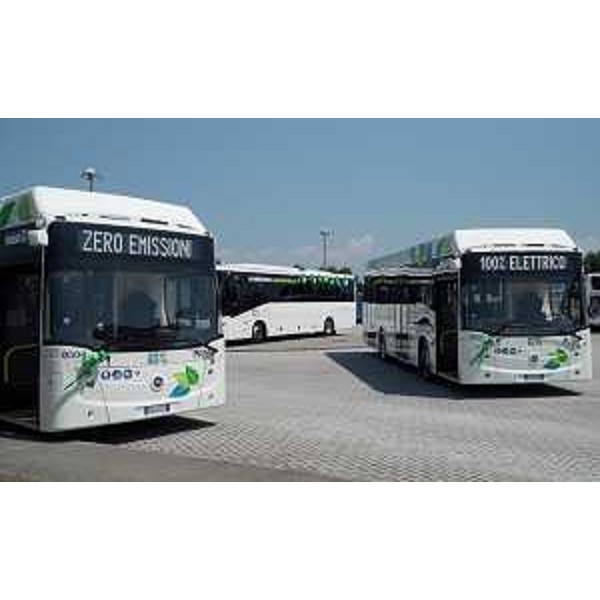 I due mezzi destinati al trasporto urbano di Udine consegnati durante la cerimonia odierna alla presenza dell'assessore regionale Cristina Amirante - I due mezzi destinati al trasporto urbano di Udine consegnati durante la cerimonia odierna alla presenza dell'assessore regionale Cristina Amirante 