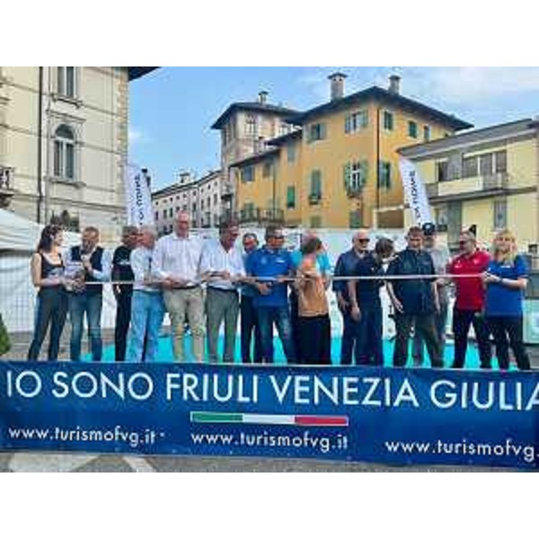 Il momento del taglio del nastro per inaugurare la settima edizione del motoraduno nazionale "Città di Udine" - Il momento del taglio del nastro per inaugurare la settima edizione del motoraduno nazionale "Città di Udine"
