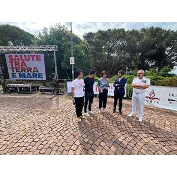 L'assessore regionale a Lavoro, formazione, istruzione, ricerca, università e famiglia Alessia Rosolen in occasione del primo appuntamento di "Salute tra terra e mare", assieme all'assessore comunale alle Politiche del territorio Michele Babuder, al direttore del Dipartimento di Scienze Mediche, Chirurgiche e della Salute e al delegato per l'impegno pubblico e sociale-terza missione dell'Ateneo giuliano, Luigi Murena e Alex Buoite Stella, e al comandante della Capitaneria di Porto di Trieste, capitano di Vascello Luciano Del Prete. - L'assessore regionale a Lavoro, formazione, istruzione, ricerca, università e famiglia Alessia Rosolen in occasione del primo appuntamento di "Salute tra terra e mare", assieme all'assessore comunale alle Politiche del territorio Michele Babuder, al direttore del Dipartimento di Scienze Mediche, Chirurgiche e della Salute e al delegato per l'impegno pubblico e sociale-terza missione dell'Ateneo giuliano, Luigi Murena e Alex Buoite Stella, e al comandante della Capitaneria di Porto di Trieste, capitano di Vascello Luciano Del Prete.