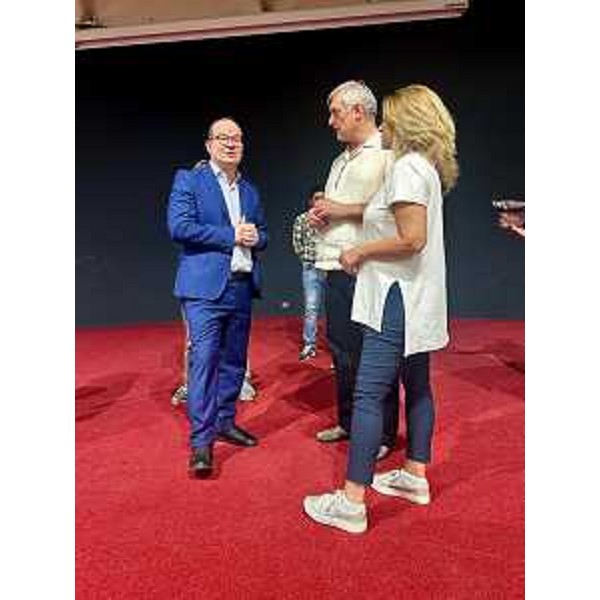 Il vice presidente con delega a Cultura e sport Mario Anzil con il direttore artistico di Opera Prima Wien Tiziano Duca e il maestro del coro Sabina Arru - Il vice presidente con delega a Cultura e sport Mario Anzil con il direttore artistico di Opera Prima Wien Tiziano Duca e il maestro del coro Sabina Arru