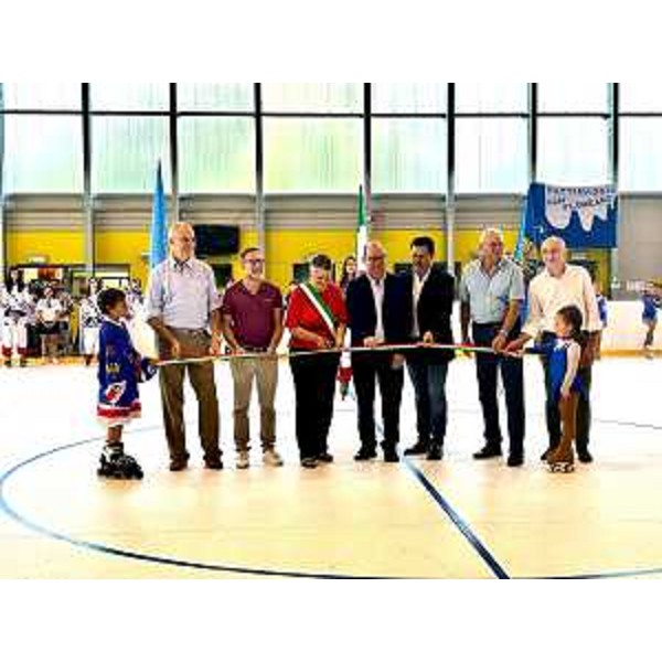 Il vice governatore con delega a Cultura e sport Mario Anzil con le autorità all'inaugurazione del nuovo palazzetto per il pattinaggio e l'hockey a Buja. - Il vice governatore con delega a Cultura e sport Mario Anzil con le autorità all'inaugurazione del nuovo palazzetto per il pattinaggio e l'hockey a Buja.