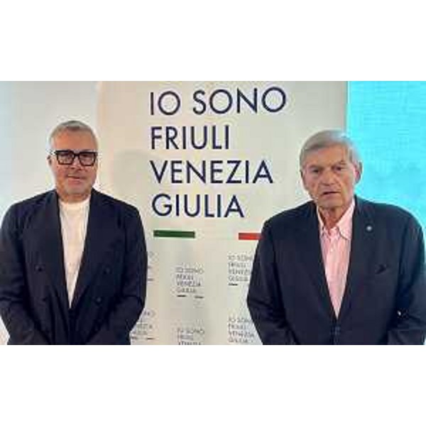 L'assessore regionale alle Attività produttive Sergio Emidio Bini con il presidente del'Ana di Gemona Ivo Del Negro - L'assessore regionale alle Attività produttive Sergio Emidio Bini con il presidente del'Ana di Gemona Ivo Del Negro