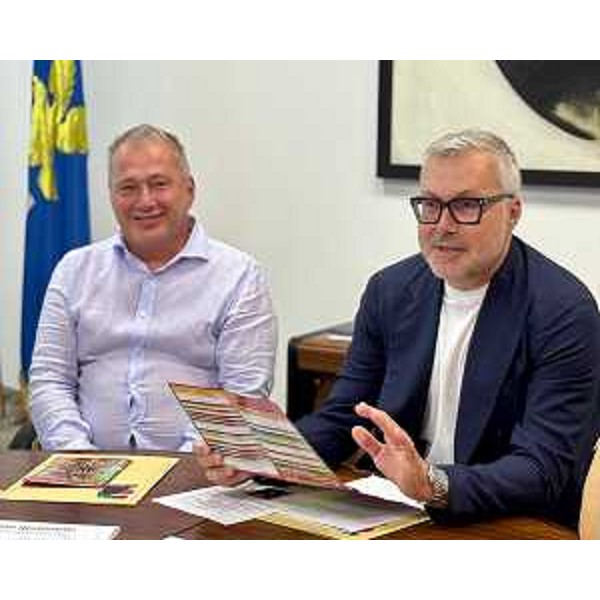 L'assessore regionale alle Attività produttive Sergio Emidio Bini con il presidente della Pro Majano Daniele Stefanutti in occasione della presentazione della 65. edizione dle festival - L'assessore regionale alle Attività produttive Sergio Emidio Bini con il presidente della Pro Majano Daniele Stefanutti in occasione della presentazione della 65. edizione dle festival