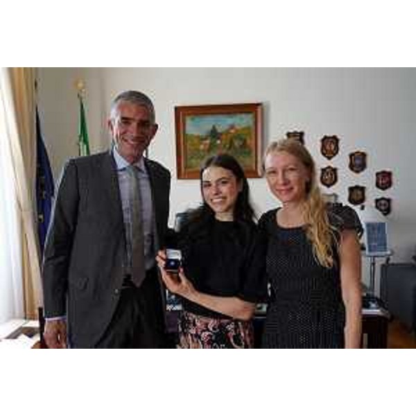 Lassessore alle Autonomie locali Pierpaolo Roberti insieme a Giulia Di Marino (al centro) e a Micol Brusaferro, giornalista e presidente dell'associazione "Made in Fvg". - Lassessore alle Autonomie locali Pierpaolo Roberti insieme a Giulia Di Marino (al centro) e a Micol Brusaferro, giornalista e presidente dell'associazione "Made in Fvg".