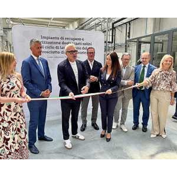 Gli assessori Bini (al centro) e Zannier (terzo da destra) al taglio del nastro - Gli assessori Bini (al centro) e Zannier (terzo da destra) al taglio del nastro