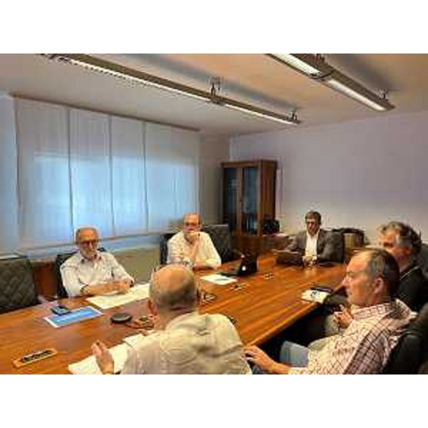 Il tavolo con la cooperazione sociale. L'assessore Riccardi il primo da sinistra. - Il tavolo con la cooperazione sociale. L'assessore Riccardi il primo da sinistra. 