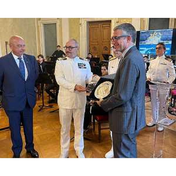 L'assessore Roberti (a destra) con il sindaco Dipiazza (a sinistra) e il capitano Del Prete (al centro) - L'assessore Roberti (a destra) con il sindaco Dipiazza (a sinistra) e il capitano Del Prete (al centro)