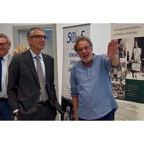 Lassessore alle Autonomie locali con delega ai corregionali all'estero Pierpaolo Roberti (a sinistra) visita l'esposizione. - Lassessore alle Autonomie locali con delega ai corregionali all'estero Pierpaolo Roberti (a sinistra) visita l'esposizione.