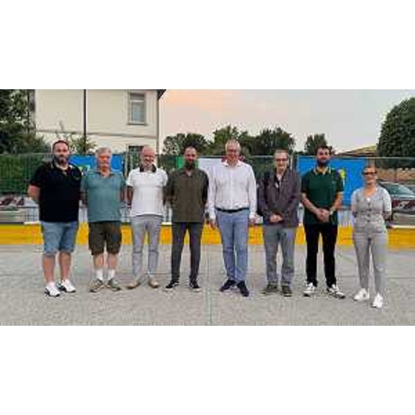 La foto di gruppo con le autorità e con i dirigenti della Bocciofila: il presidente Bordin è il quarto da destra - La foto di gruppo con le autorità e con i dirigenti della Bocciofila: il presidente Bordin è il quarto da destra