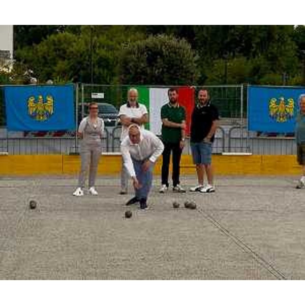 Il presidente Bordin sperimenta il nuovo campo di bocce nel centro di Gradiscutta - Il presidente Bordin sperimenta il nuovo campo di bocce nel centro di Gradiscutta