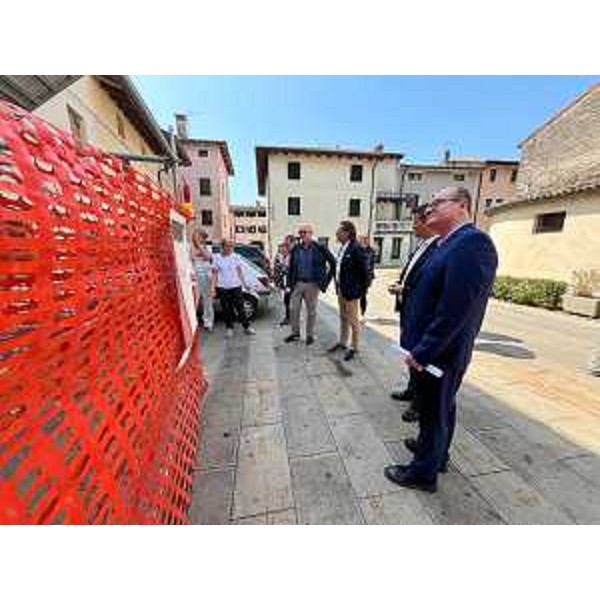 La visita a uno dei cantieri a Valvasone in cui si sta intervenendo sugli affreschi di facciata - La visita a uno dei cantieri a Valvasone in cui si sta intervenendo sugli affreschi di facciata