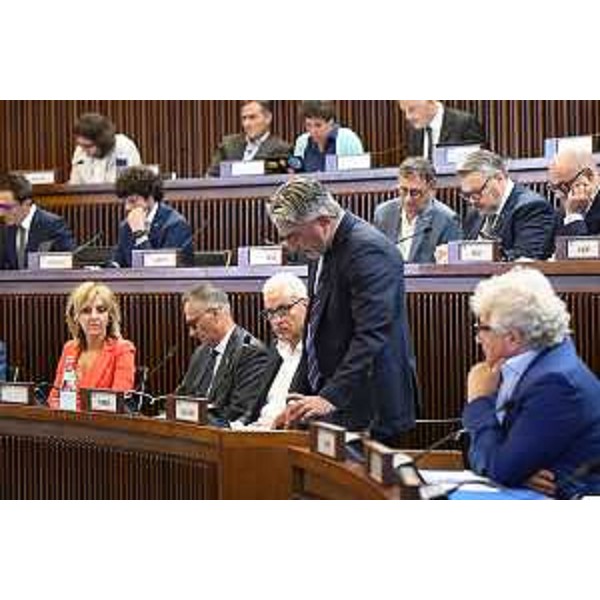 L'illustrazione della mozione di governo da parte del capogruppo leghista Antonio Calligaris - L'illustrazione della mozione di governo da parte del capogruppo leghista Antonio Calligaris