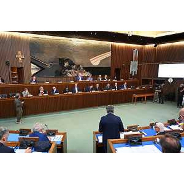 I bancui di Presidenza e Giunta durante l'illustrazione della mozione di governo da parte del capogruppo leghista Antonio Calligaris - I bancui di Presidenza e Giunta durante l'illustrazione della mozione di governo da parte del capogruppo leghista Antonio Calligaris