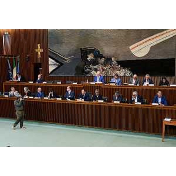 I banchi della presidenza durante la seduta - I banchi della presidenza durante la seduta