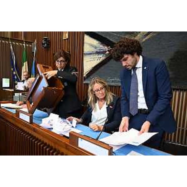 Il consigliere le Simone Polesello (Fp) impegnato nello scrutinio delle schede per l'elezione del Collegio sindacale di Insiel - Il consigliere le Simone Polesello (Fp) impegnato nello scrutinio delle schede per l'elezione del Collegio sindacale di Insiel