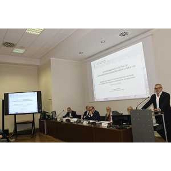 L'assessore regionale Sergio Emidio Bini al microfono della Sala Prendonzani nel Palazzo della Regione a Trieste - L'assessore regionale Sergio Emidio Bini al microfono della Sala Prendonzani nel Palazzo della Regione a Trieste